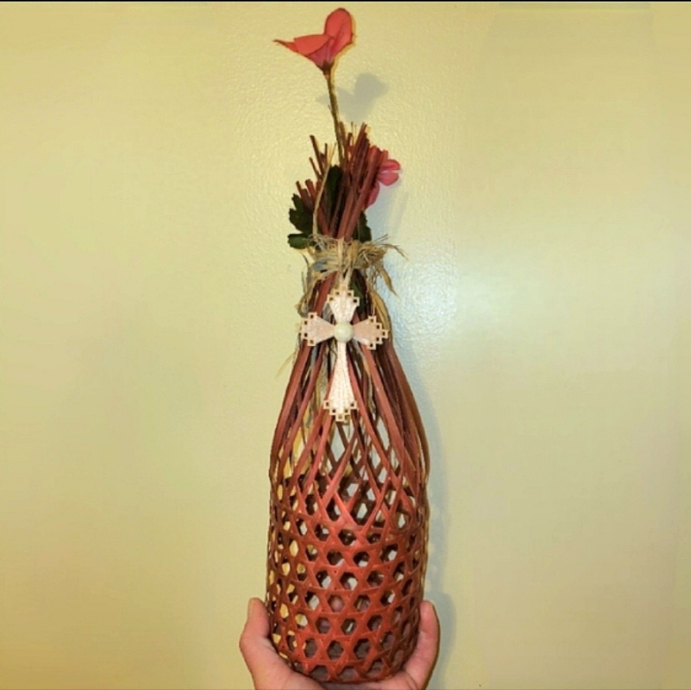 Vtg Y2K Aveda bamboo pink cross floral woven wicker vase/center piece decoration